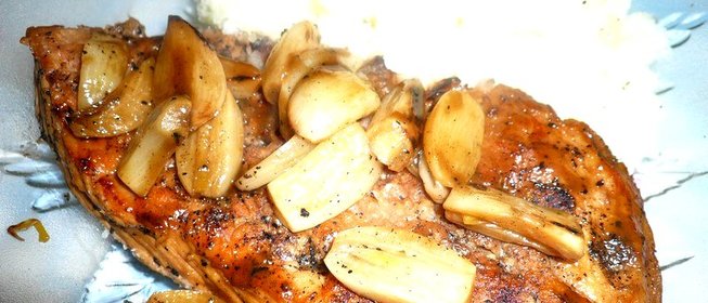 Свиной шницель с чесноком и лимонным соком