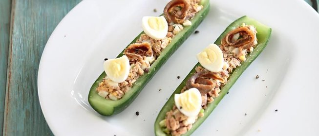 Закуска из огурцов с тунцом и анчоусами
