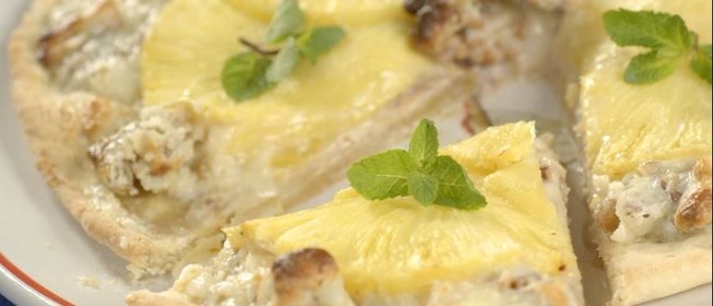 Сладкая пицца с ананасами