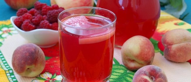 Компот из персиков, яблок и малины с мелиссой