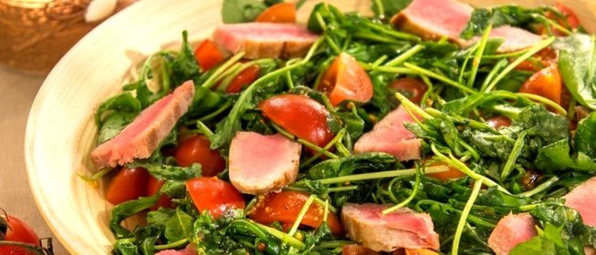 Салат с тунцом, рукколой и черри
