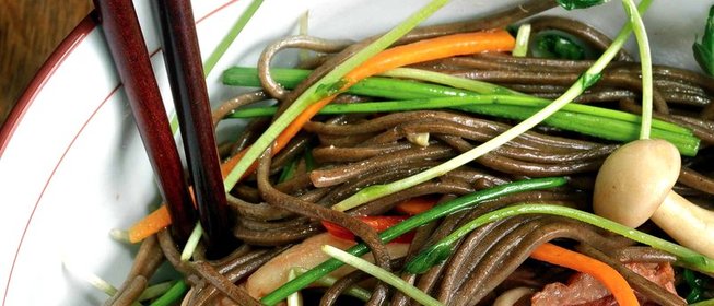 Гречневая лапша с овощами, уткой и древесными грибами