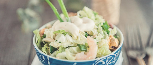 Салат с морским коктейлем