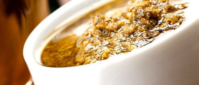 Острый соус из фиников с кедровыми орехами и зеленью