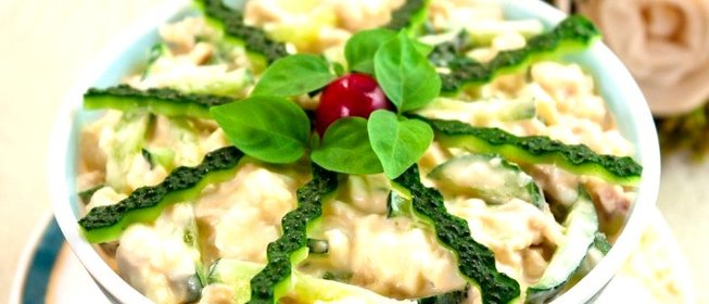 Салат с куриным филе и огурцами