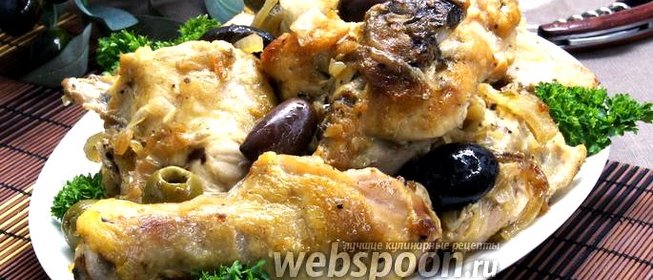 Курица с луком, маслинами и белым вином