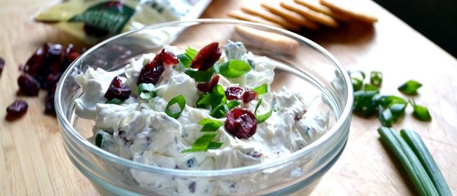 Намазка из сушеной клюквы и зеленого лука
