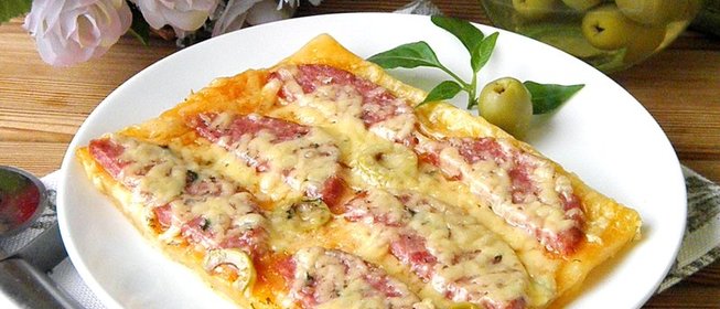 Пицца из слоеного бездрожжевого теста в духовке