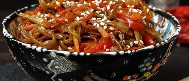 Гречневая лапша, приготовленная в воке, с соусом Якисоба