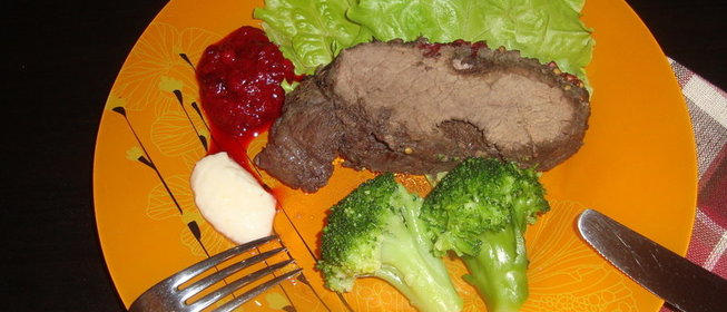 Запеченная говядина с брусничным соусом