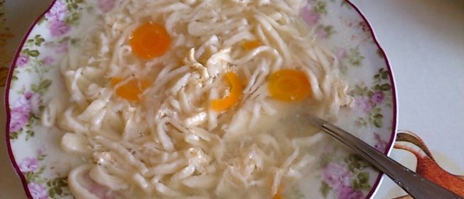 Куриный суп из бедрышек с домашней лапшой