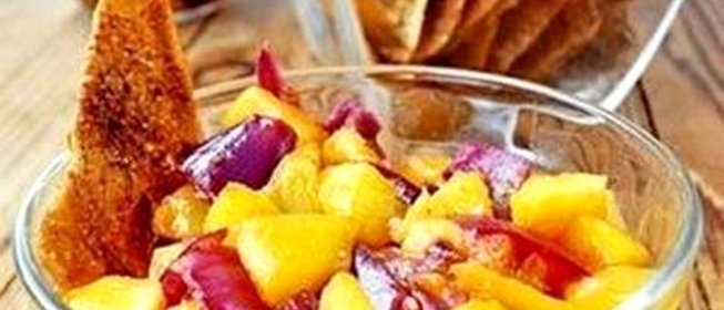 Персиковая сальса c чипсами из лаваша со специями