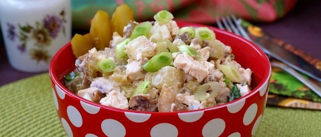 Салат с курицей, грибами, картофелем и огурцом