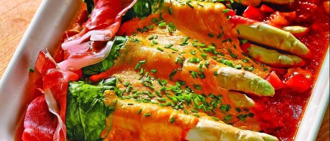 Спаржа в оболочке из шпината и сыра