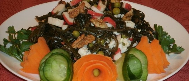 Салат из морской капусты с грецкими орехами
