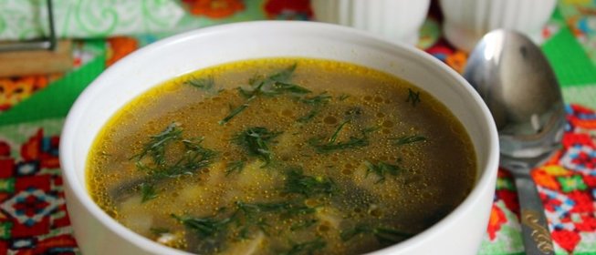 Куриный суп с шампиньонами и мелкими ракушками