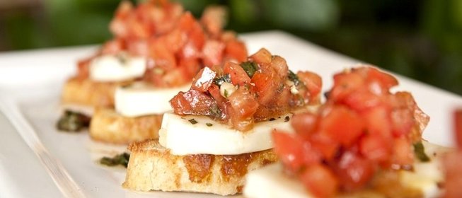 Брускетта с моцареллой