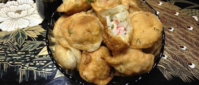 Жареные пельмени с рисом и крабовыми палочками