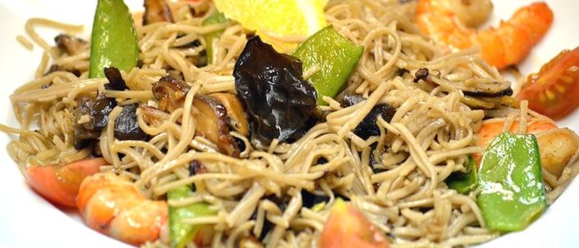 Гречневая лапша с грибами и королевскими креветками