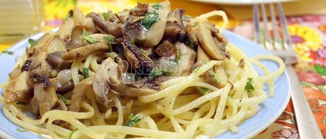 Креветки на шампурах с соусом из авокадо