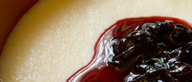 Манная каша с вареньем