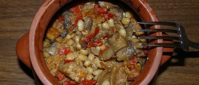 Свинина с фасолью в горшочках