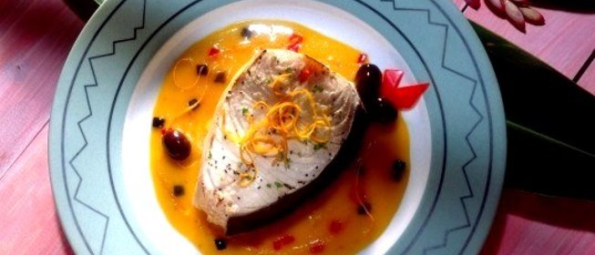 Рыба-меч с луком и белым вином