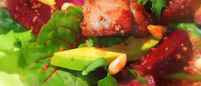 Салат с куриной печенью, свеклой и авокадо