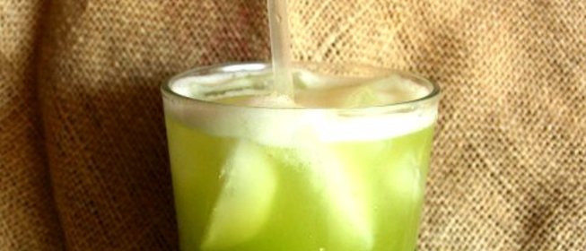 Свежевыжатый сок из яблока, сельдерея и мяты