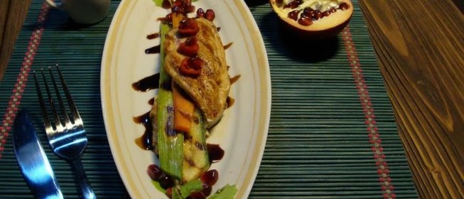 Овощи-гриль в конверте из грудки цыпленка под гранатовым соусом