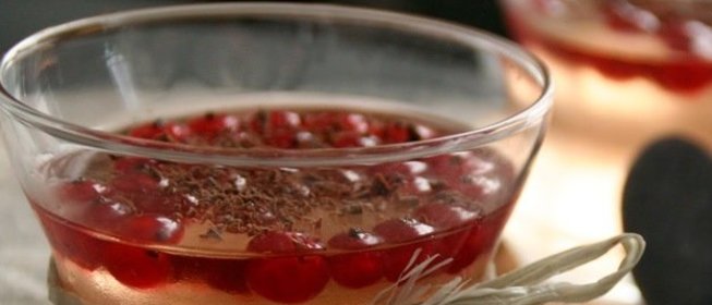 Желе из розового вина со смородиной