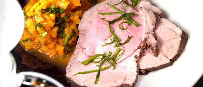 Свинина в луковой шелухе c морковным пюре и луковым джемом