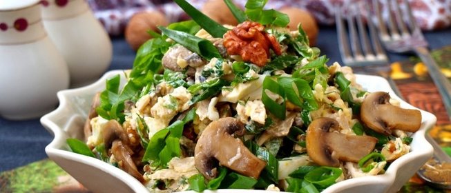 Салат с курицей, шампиньонами и яйцом