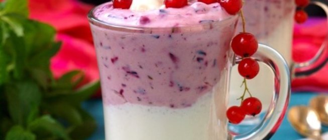 Смузи с творогом и чёрной смородиной