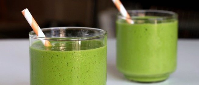 Зеленый смузи с яблоком, авокадо и шпинатом