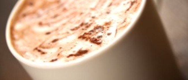 Воздушный горячий шоколад с кофе с апельсином
