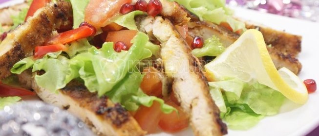 Салат с курицей и овощами