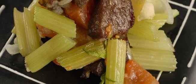 Говядина с сельдереем и яблоками