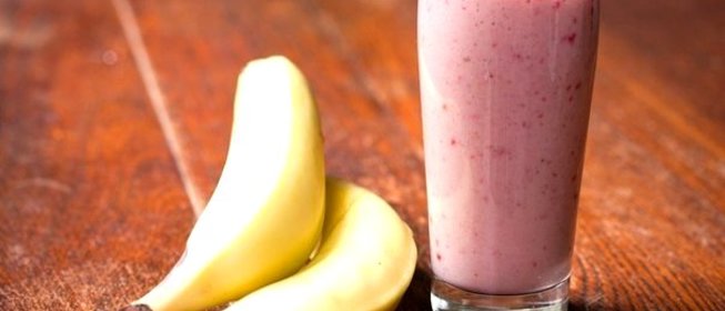 Банановый смузи с черникой