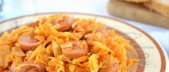 Квашеная капуста, тушеная с сосиской