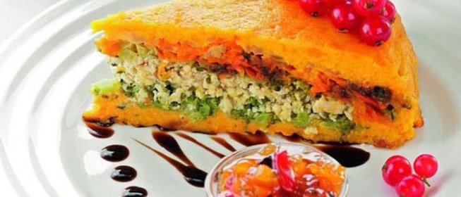 Морковная запеканка с индейкой и соусом из сухофруктов