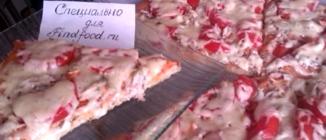 Пицца с курицей и помидорами