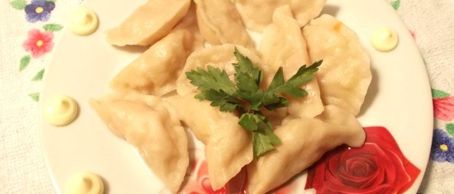 Картофельные вареники с морковью и луком