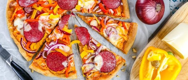 Пицца с болгарским перцем и колбасой