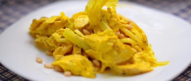 Салат с курицей и манго