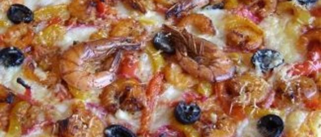 Пицца с креветками и овощами