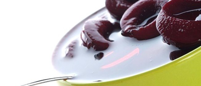 Сливовый компот с корицей