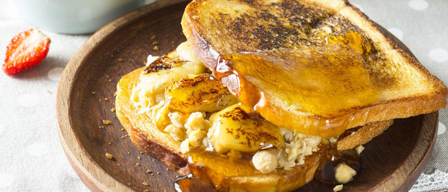 Тост с арахисовым маслом, жареными бананами и пастой из нута