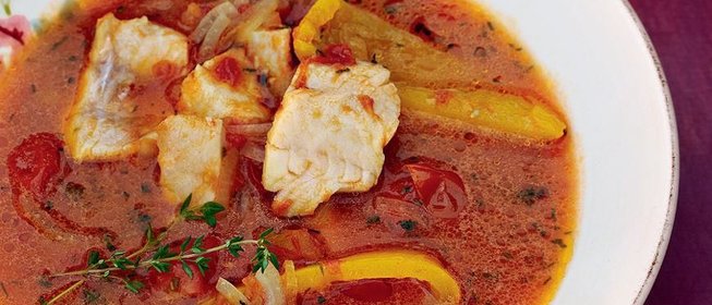 Рыбный суп с помидорами и сладким перцем