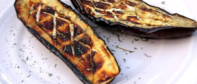 Баклажаны на гриле с чесноком, лимонным соком и тмином